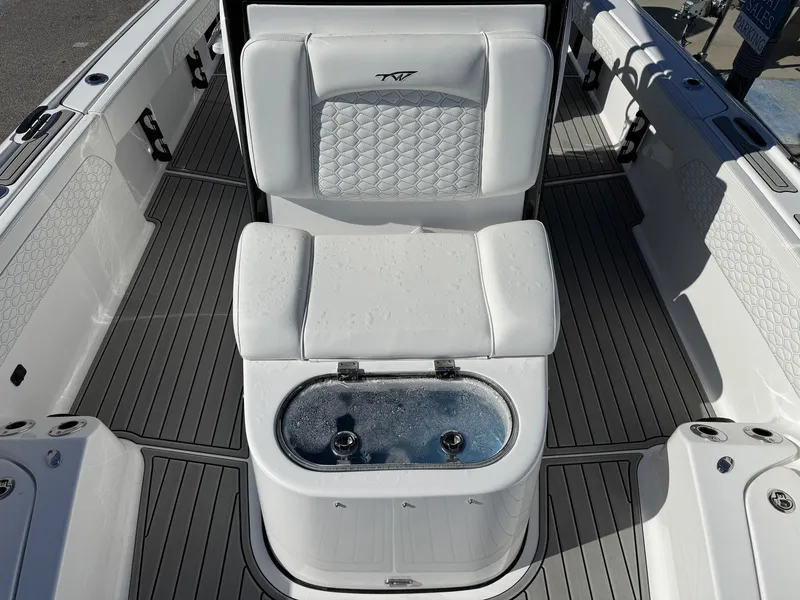 Slide: The Image of Tidewater 2700 Carolina Bay TWIN 300S-ONYX PKG 2026 - 10
