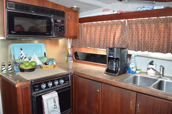 Slide: The Image of Bayliner 3888 Flybridge Motor Yacht 1990 - 7