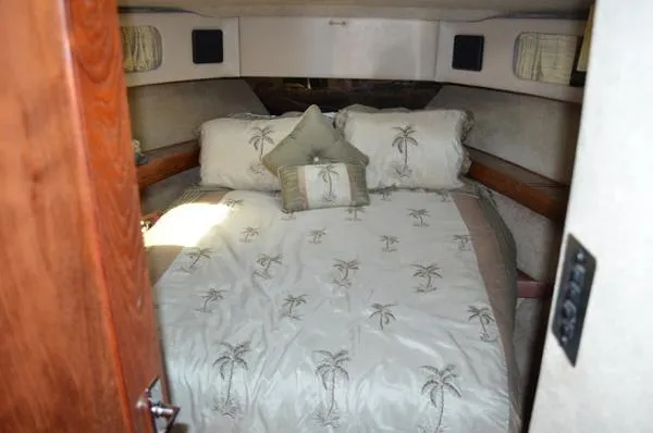 Slide: The Image of Bayliner 3888 Flybridge Motor Yacht 1990 - 8