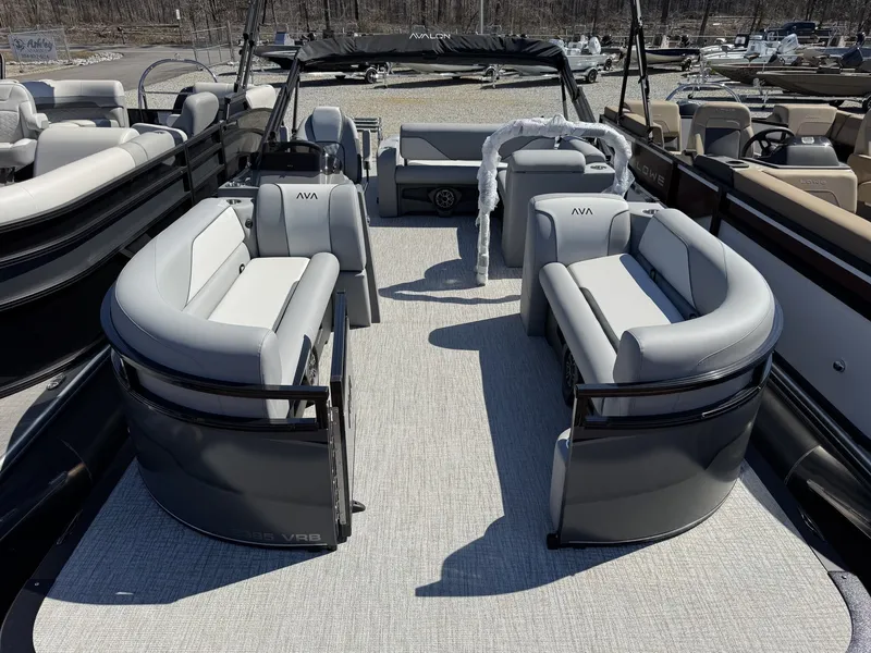The Image of Avalon Venture 85 23 REAR BENCH-140HP 2026 - 1