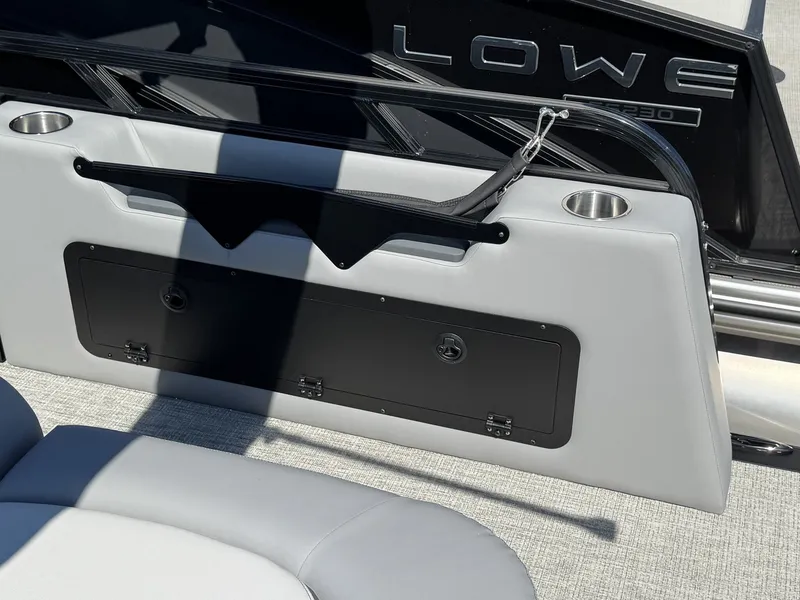 Slide: The Image of Avalon Venture 85 23 REAR BENCH-140HP 2026 - 4