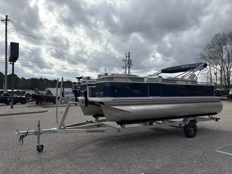 Slide: The Image of Avalon Venture 21 REAR FISH-90HP 2026 - 4