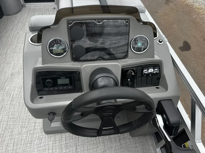 Slide: The Image of Avalon VLS 23 QUAD LOUNGER-140HP 2026 - 8