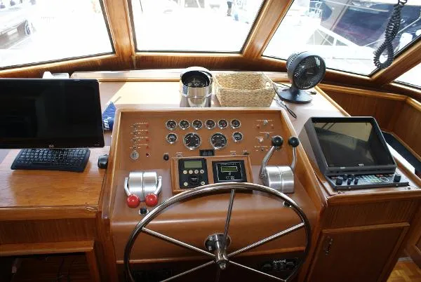 Slide: The Image of Hatteras 61 Motor Yacht 1985 - 8