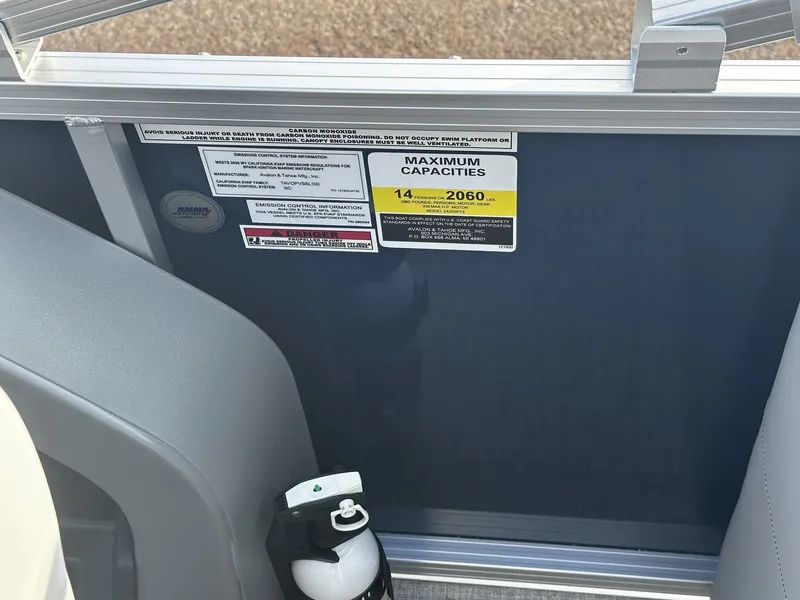 Slide: The Image of Avalon LSZ 25 QUAD LOUNGER-TRITOON 200HP 2026 - 6