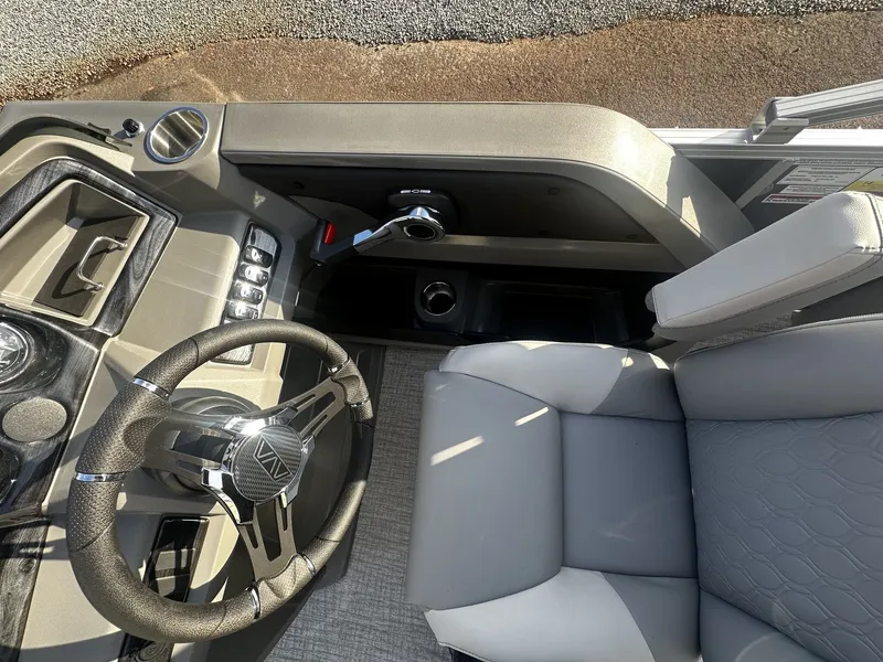 Slide: The Image of Avalon LSZ 25 QUAD LOUNGER-TRITOON 200HP 2026 - 9