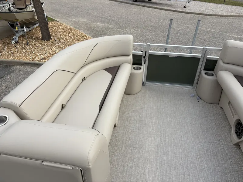 Slide: The Image of Avalon Venture 85 21 CRUISE-115HP 2026 - 7