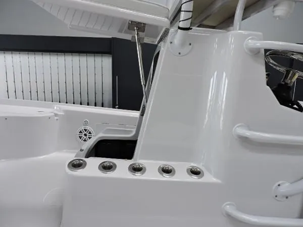 Slide: The Image of Yellowfin Center Console 2009 - 6