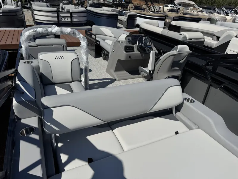 Slide: The Image of Avalon Venture 85 23 REAR BENCH-140HP 2026 - 5