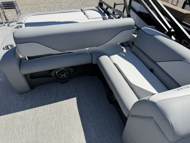 Slide: The Image of Avalon Venture 85 23 REAR BENCH-140HP 2026 - 7
