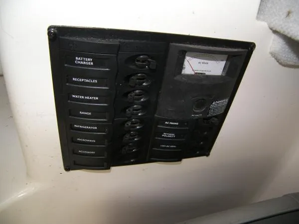 Slide: The Image of Trophy 2502 Walkaround 2004 - 6
