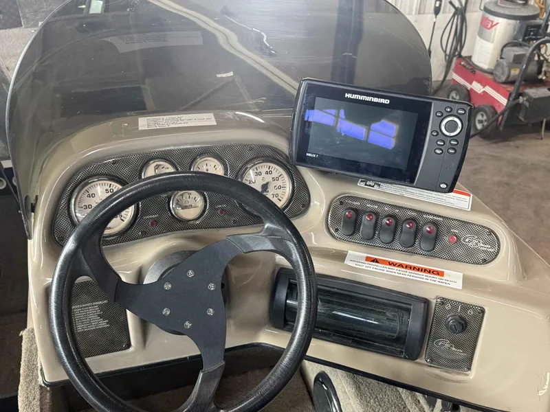 Slide: The Image of Dashboard of a 2011 G3 V172 FS boat with Humminbird Helix 7. - 4