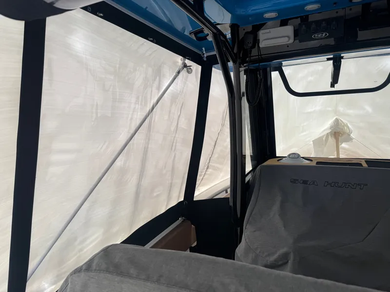 Slide: The Image of Sea Hunt Ultra 265 SE 2025 - 10