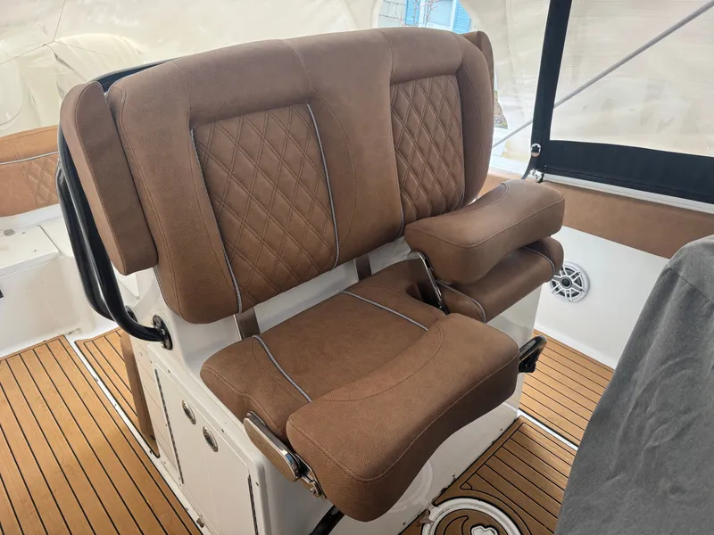 Slide: The Image of Sea Hunt Ultra 265 SE 2025 - 15