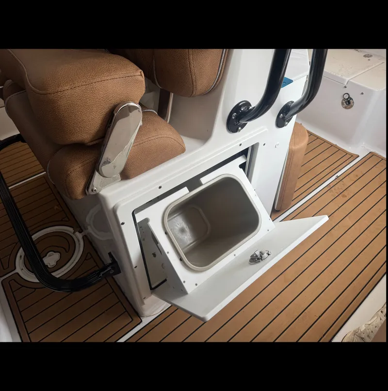 Slide: The Image of Sea Hunt Ultra 265 SE 2025 - 17