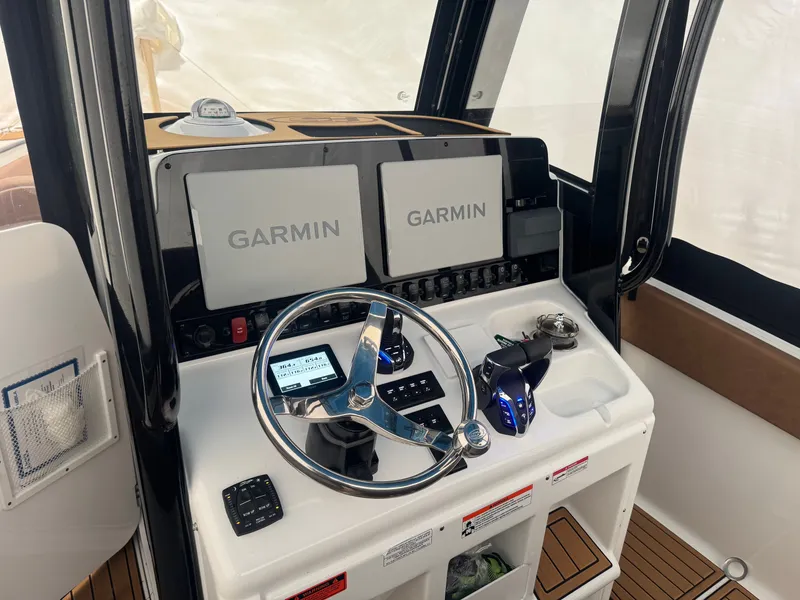 Slide: The Image of Sea Hunt Ultra 265 SE 2025 - 3