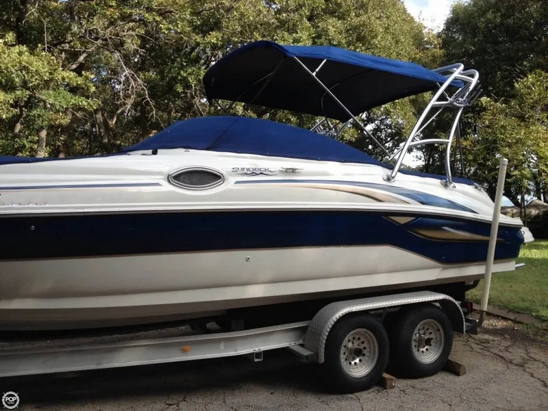 Slide: The Image of Sea Ray Sundeck 240 2002 - 3