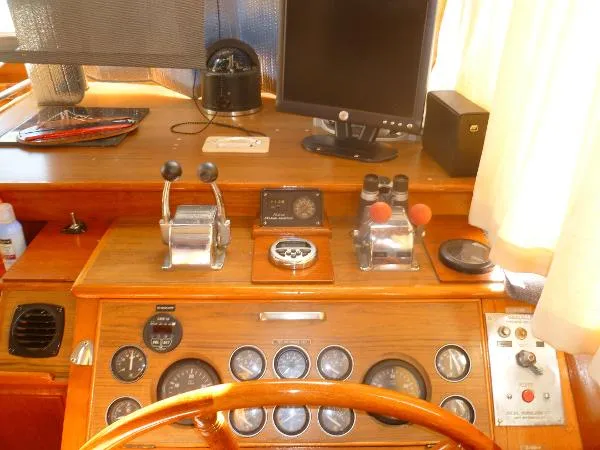 Slide: The Image of Grand Banks MOTORYACHT 1984 - 4