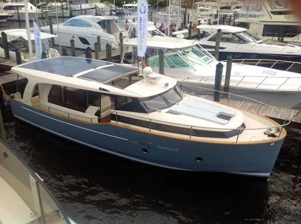 Slide: The Image of Greenline 40 Hybrid Limited Edition 2014 - 8
