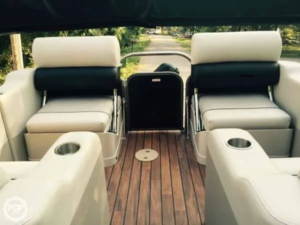 Slide: The Image of Manitou Oasis 23 SR VP Tritoon 2015 - 9
