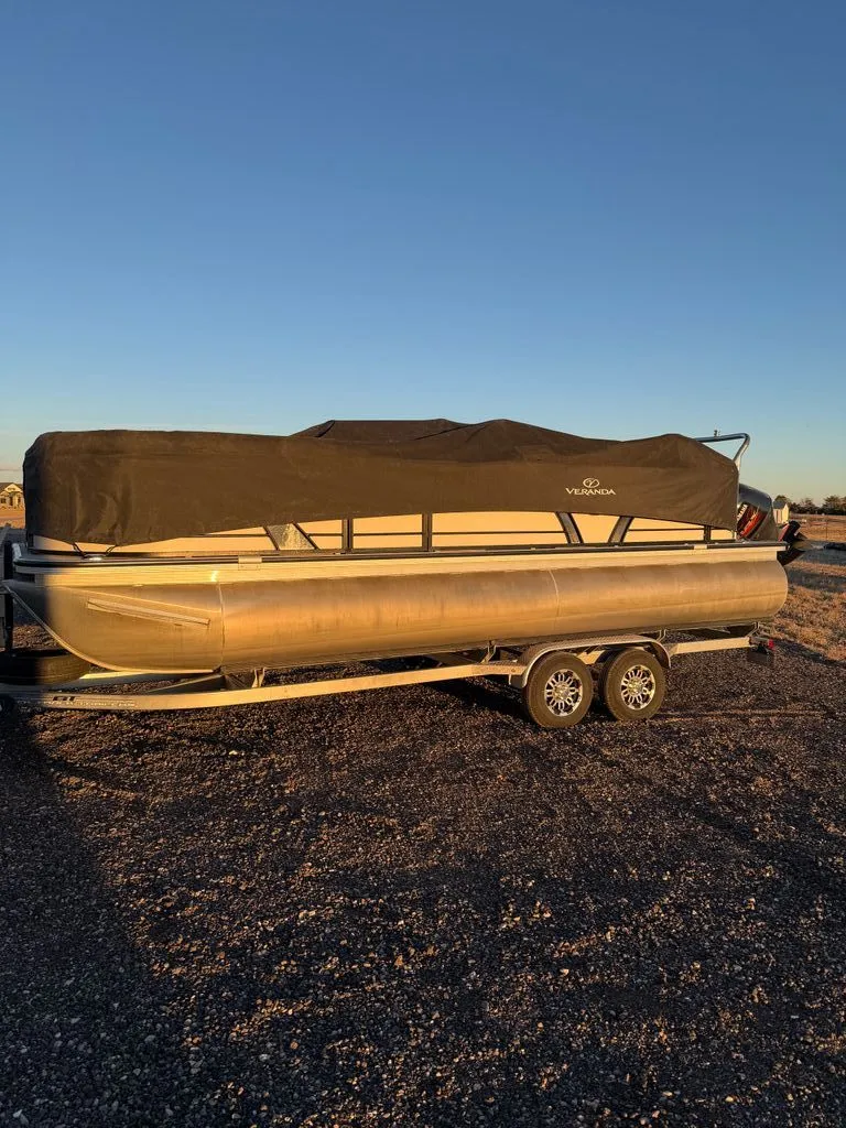 Slide: The Image of Veranda 23 Tritoon 2020 - 14