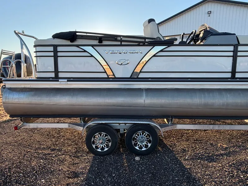 Slide: The Image of Veranda 23 Tritoon 2020 - 16