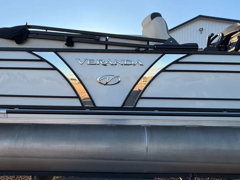 Slide: The Image of Veranda 23 Tritoon 2020 - 17