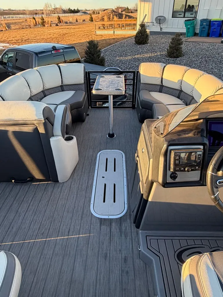 Slide: The Image of Veranda 23 Tritoon 2020 - 3