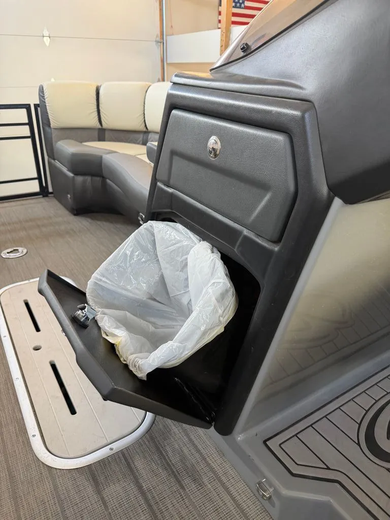 Slide: The Image of Veranda 23 Tritoon 2020 - 30