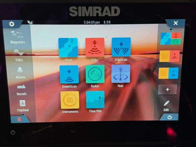 Slide: The Image of Veranda 23 Tritoon 2020 - 32