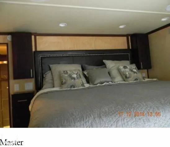 Slide: The Image of Majestic Houseboats 86 X 20 2014 - 9