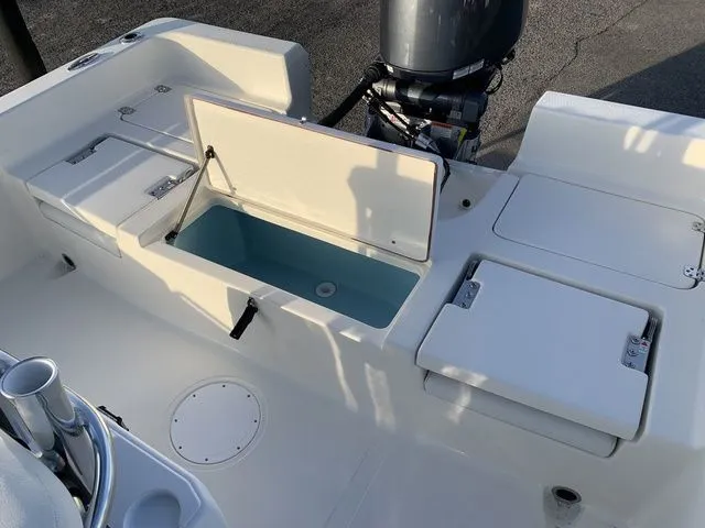 Slide: The Image of Bulls Bay 2200 XS 2026 - 10