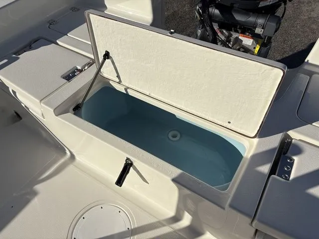 Slide: The Image of Bulls Bay 2200 XS 2026 - 10