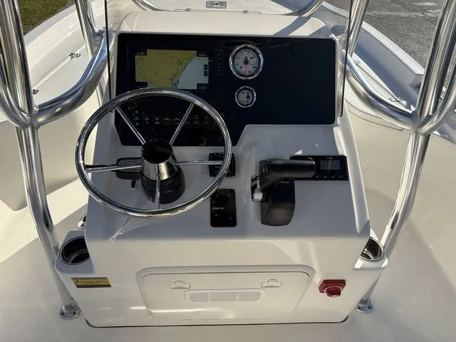 Slide: The Image of Bulls Bay 2200 XS 2026 - 17