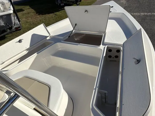 Slide: The Image of Bulls Bay 2200 XS 2026 - 24