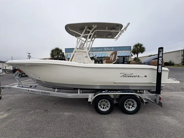 The Image of Pioneer 222 Sportfish 2026 - 1