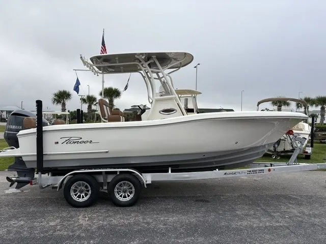 Slide: The Image of Pioneer 222 Sportfish 2026 - 5