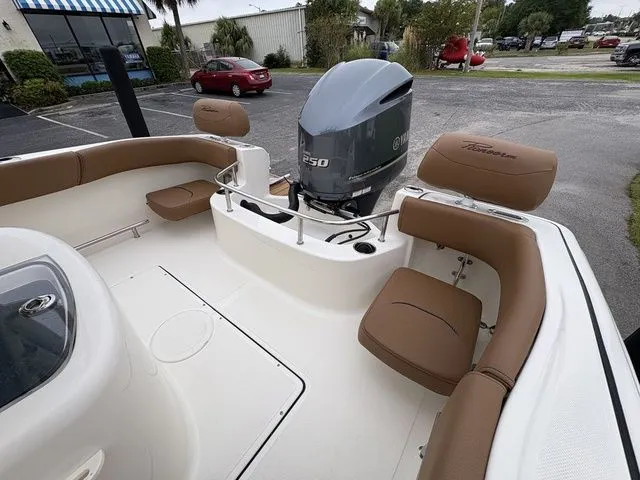 Slide: The Image of Pioneer 222 Sportfish 2026 - 9