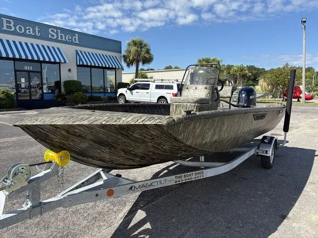 Slide: The Image of SeaArk Shadow 19 V Center Console 2026 - 11