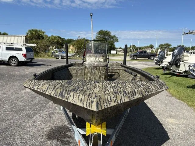 Slide: The Image of SeaArk Shadow 19 V Center Console 2026 - 12