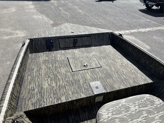 Slide: The Image of SeaArk Shadow 19 V Center Console 2026 - 3