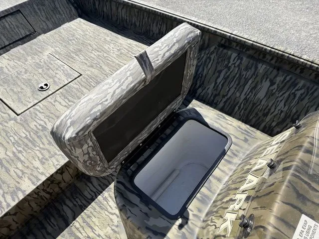 Slide: The Image of SeaArk Shadow 19 V Center Console 2026 - 4