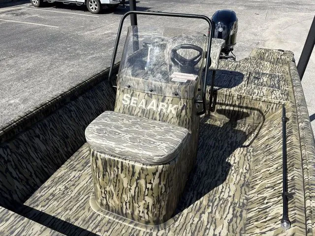 Slide: The Image of SeaArk Shadow 19 V Center Console 2026 - 5