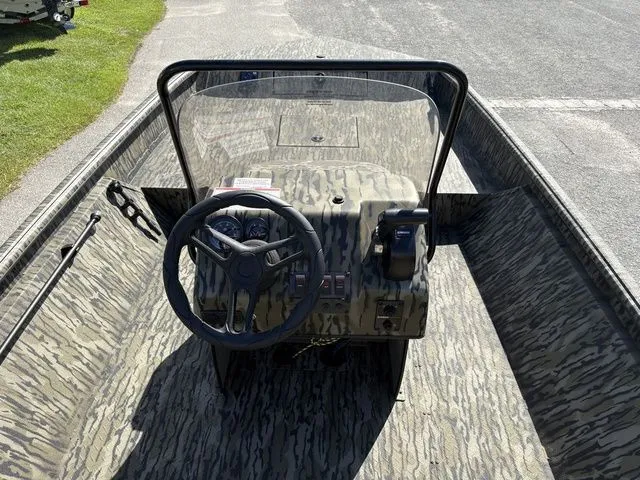 Slide: The Image of SeaArk Shadow 19 V Center Console 2026 - 6