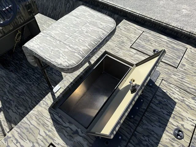 Slide: The Image of SeaArk Shadow 19 V Center Console 2026 - 8