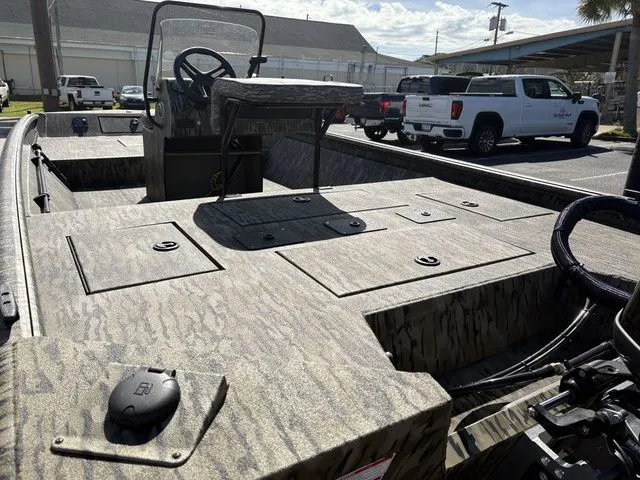 Slide: The Image of SeaArk Shadow 19 V Center Console 2026 - 9