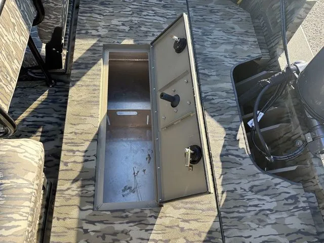 Slide: The Image of SeaArk Shadow 20V Elite CC 2026 - 11