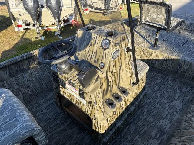 Slide: The Image of SeaArk Shadow 20V Elite CC 2026 - 12