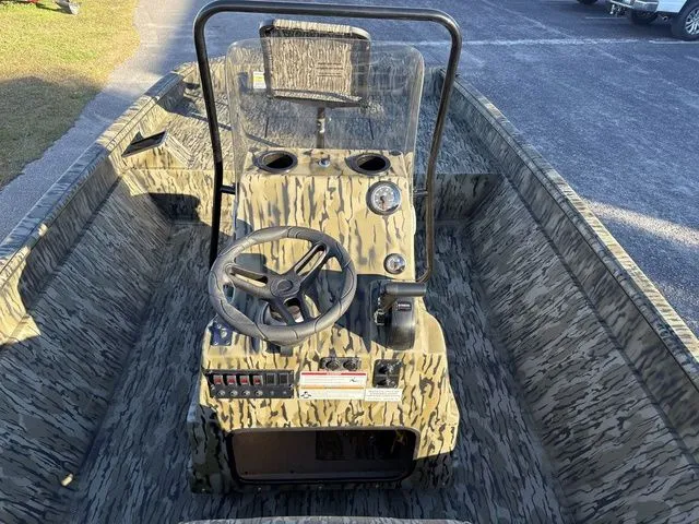 Slide: The Image of SeaArk Shadow 20V Elite CC 2026 - 15