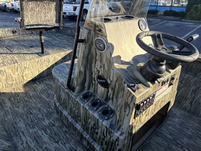 Slide: The Image of SeaArk Shadow 20V Elite CC 2026 - 16